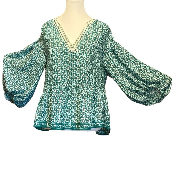 Max Studio Tops - 🌸Max Studio green with white flowers top size small 🌸